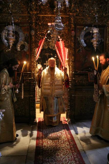 Епископ Иона возглавляет службу в монастыре Дохиар на Святой горе Афон.jpg