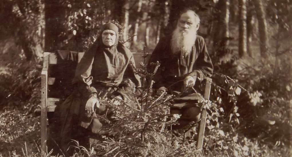 5. Лев Николаевич Толстой с сестрой монахиней Марией в Шамордино.jpg