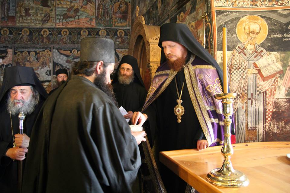 Епископ Иона с игуменом и братией монастыря Дохиар, Святая гора Афон.jpg