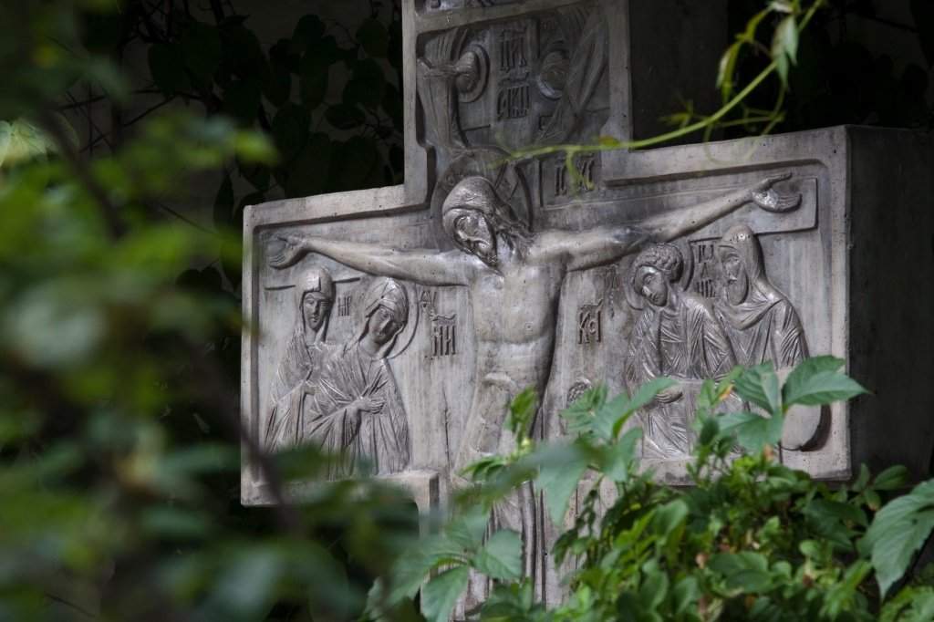 -Поклонный крест справа при входе в Сретенский монастырь. Скульптор В.М. Клыков