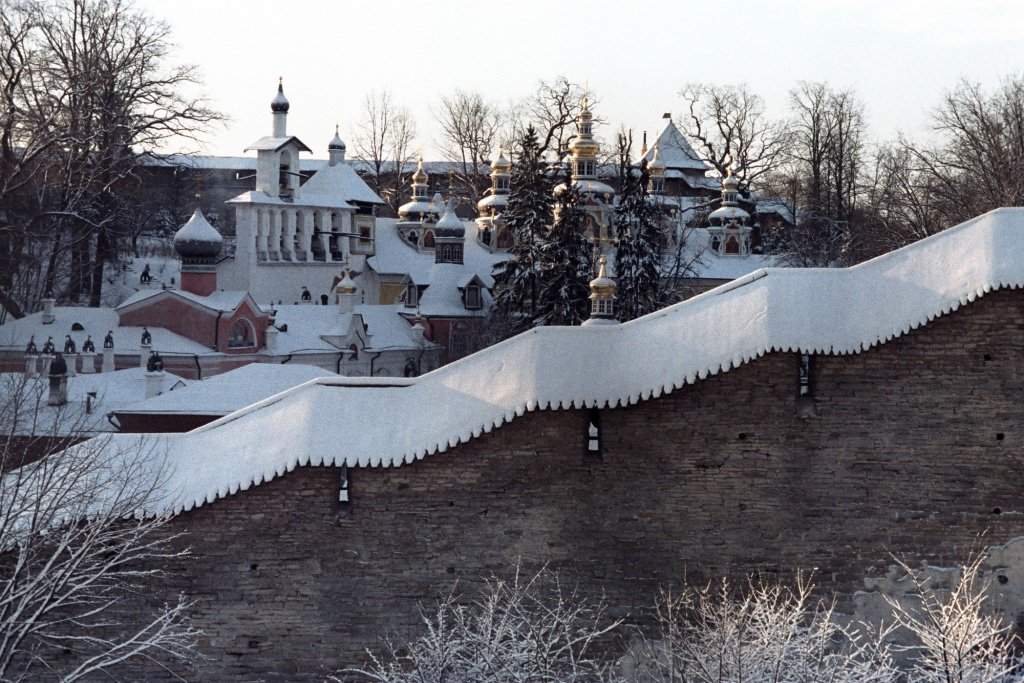 1. Псково-Печерский монастырь.jpg