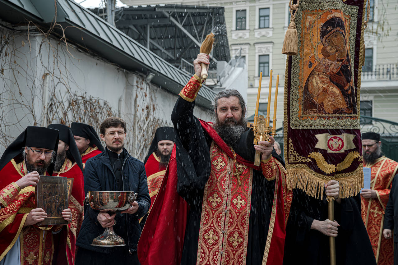 Что такое сплошные седмицы в православном. Сплошные седмицы в 2024 году. Сплошная седмица. Иеромонах на службе.