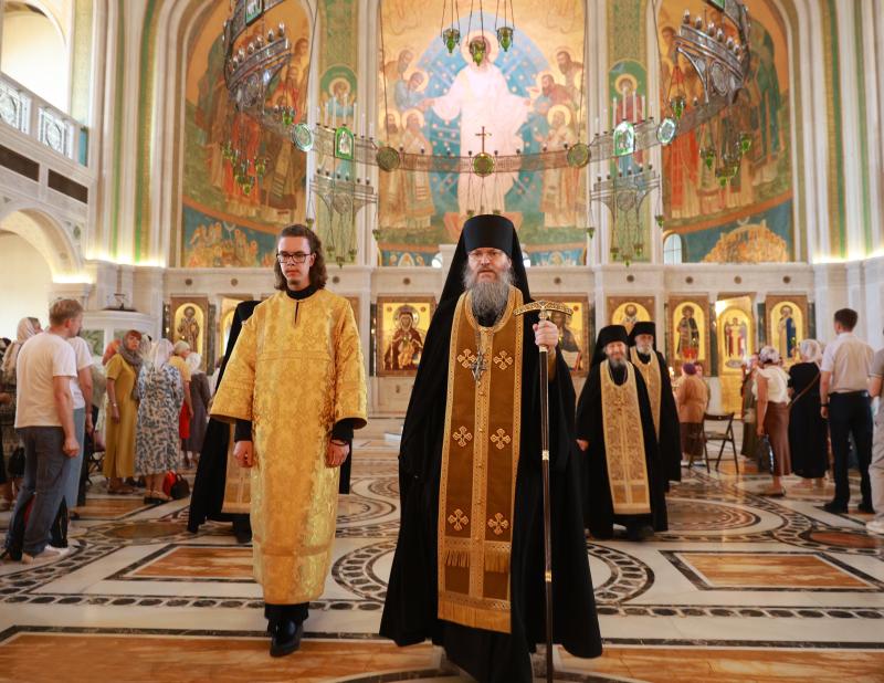 В Сретенском монастыре прошли богослужения в честь праздника первоверховных апостолов Петра и Павла