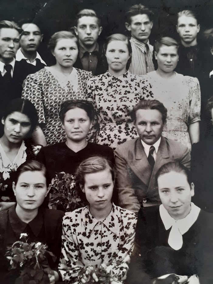 Бабушка Нина сидит в первом ряду в центре, бабушка Валентина стоит в третьем ряду в центре. Обе сестры в одинаковых платьях. 1954 год.jpg