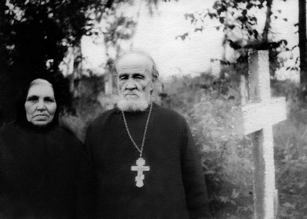 Священник Василий Гундяев с супругой Параскевой Ивановной на кладбище в с. Оброчном. 1960-е гг..jpg