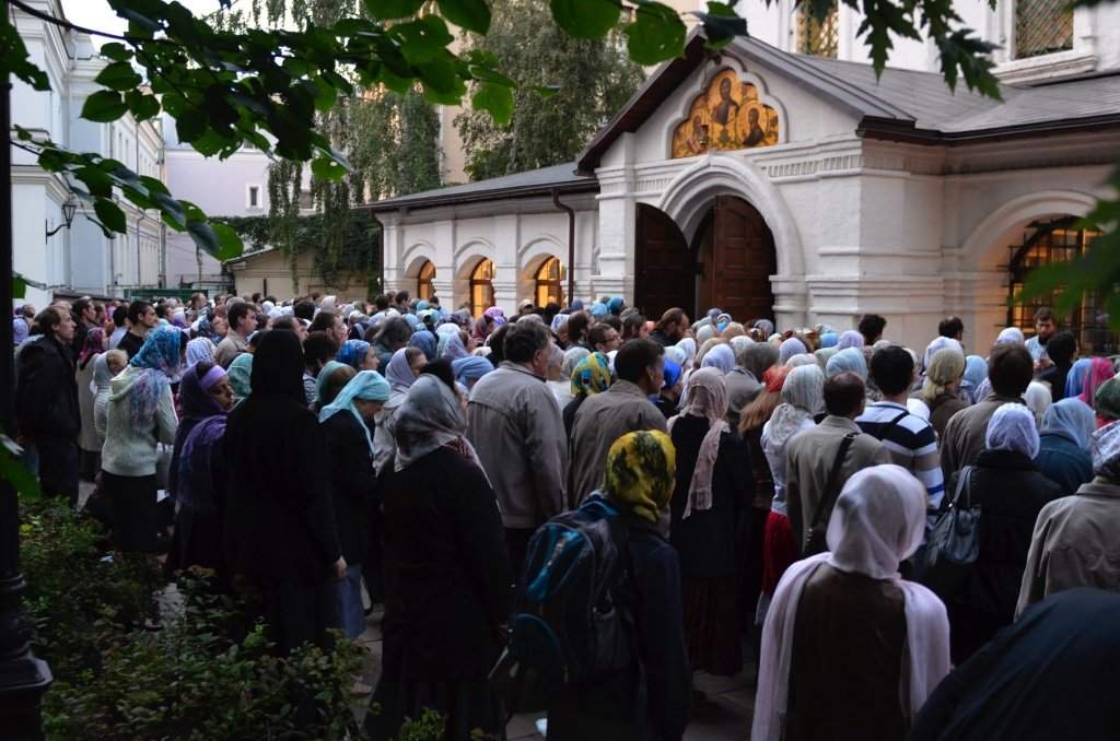 Прихожане Сретенского монастыря молятся на улице