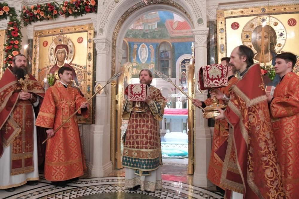1. Пасхальное богослужение в Сретенском монастыре.jpg