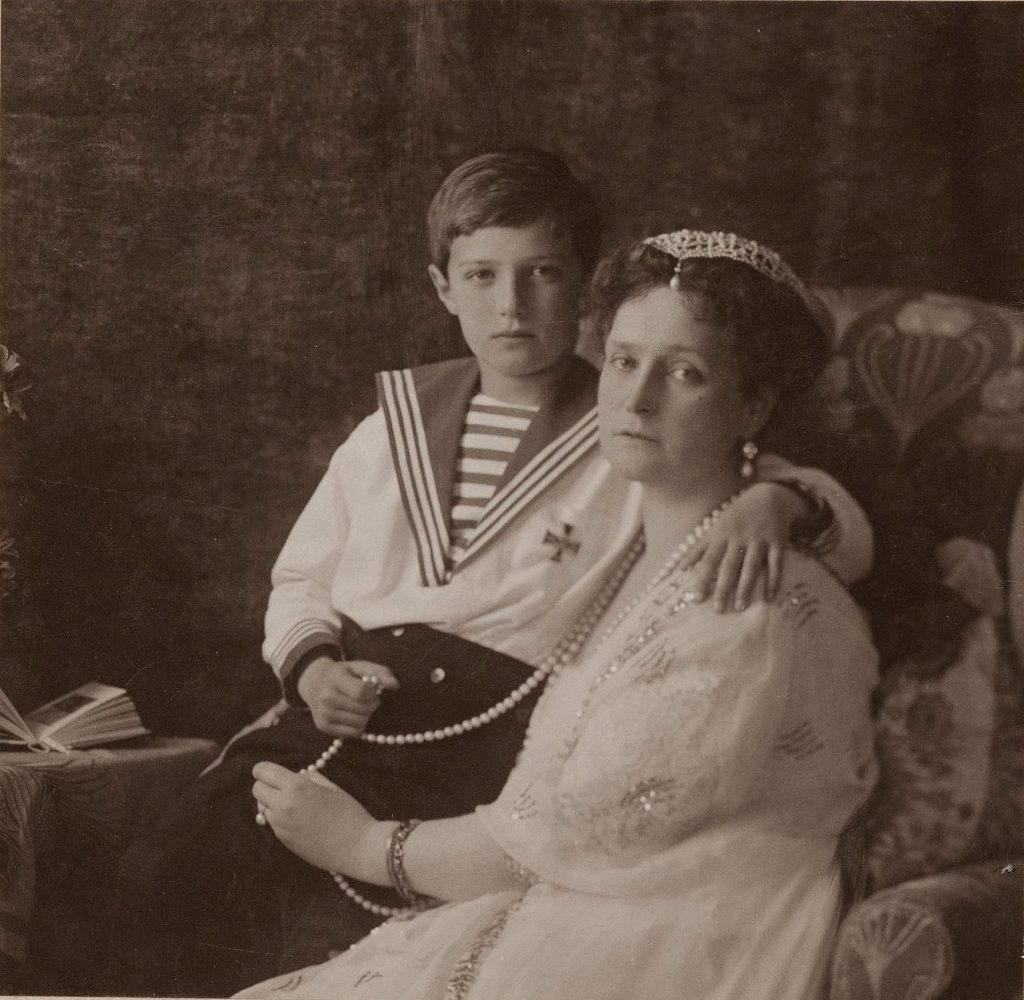 2. Императрица Александра с сыном Алексеем.jpg