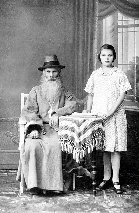 Священник Владимир с внучкой Ольгой. 1920-е годы.jpg